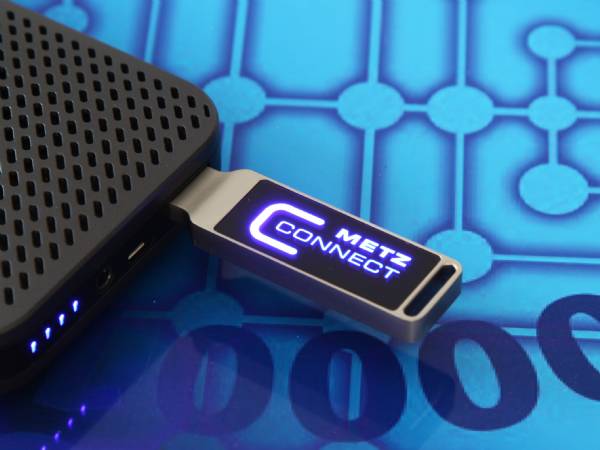 LED USB-Stick aus Metall mit Leuchteffekt, idealer Werbeartikel