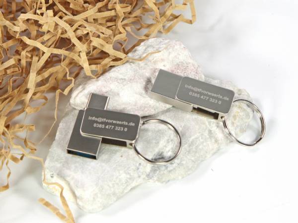 USB-Stick in silber-matt mit drehbarem Design und gravierbarem Logo-Bereich für individuelle Werbeaktionen.