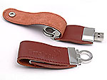 USB-Stick mit braunem Lederdesign und individuellem Logo-Bereich, ideal für Werbezwecke.