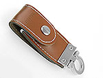 Leder-USB-Stick in Braun mit individueller Prägung und praktischem Karabiner für einfache Befestigung.