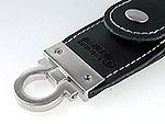 Hochwertiger Leder-USB-Stick in Schwarz mit silberner Hardware und Platz für individuelles Branding.