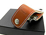 Eleganter USB-Stick mit Lederhülle in Braun, ideal für individuelles Branding und Firmenlogos.