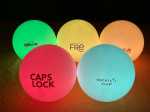 Bunte LED-Leuchtkugeln mit Logo-Druck in verschiedenen Farben für kreative Werbung und Eventgestaltung.