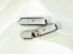 Eleganter USB-Stick mit gravierbarem Gehäuse und individuellem Logo-Bereich für personalisierte Werbung.