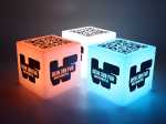 Leuchtwürfel in verschiedenen Farben mit QR-Code und Aufschrift 