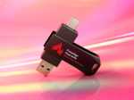 USB-Stick in Schwarz mit rotem Logo der Freiwilligen Feuerwehr, drehbar und kompakt für einfache Handhabung.