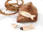 USB-Stick in Fischform aus Holz mit dem eingravierten Spruch „Gottes Segen zur Konfirmation“, perfekt für persönliche Anlässe.