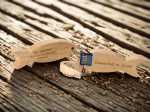 USB-Stick in Fischform aus Holz mit persönlicher Gravur und Aufschrift 
