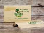 USB-Stick in Holzoptik mit individueller Bedruckung für Gartenbau André Höfling und Webseite.