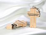 USB-Stick in Kreuzform aus Holz mit individuellem Druck für die Deutsche Evangelische Christuskirche Paris.