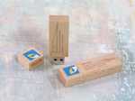 USB-Stick aus Holz mit bedruckbarem Logo-Bereich, ideal für Werbung und Firmengeschenke.
