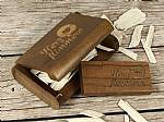 USB-Stick aus dunklem Holz mit gravierter Präsentationsbox und individuellem Logo-Bereich für personalisierte Geschenke.