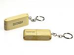 USB-Stick aus hellem Holz mit Schlüsselanhänger und individuellem Logo-Bereich für persönliche Gestaltung.