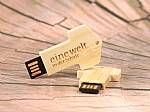 USB-Stick in Schlüssel-Form aus Holz, mit gravierter Botschaft und Platz für individuelles Branding.