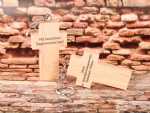 USB-Stick in Kreuzform aus Holz mit persönlicher Gravur, ideal als religiöses Geschenk oder Werbeartikel für Gemeinden.