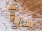 USB-Stick in Form eines Kreuzes aus Holz, bedruckt mit „Connected“ und „Firmung 2023“, ideal für religiöse Anlässe.