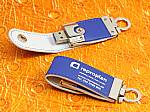 USB-Stick mit blauer Lederoberfläche und Metallverschluss, ideal für individuelles Branding und Werbung.