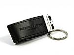 Schwarzer USB-Stick im eleganten Lederdesign mit Platz für individuelle Logo-Gestaltung und Schlüsselring.