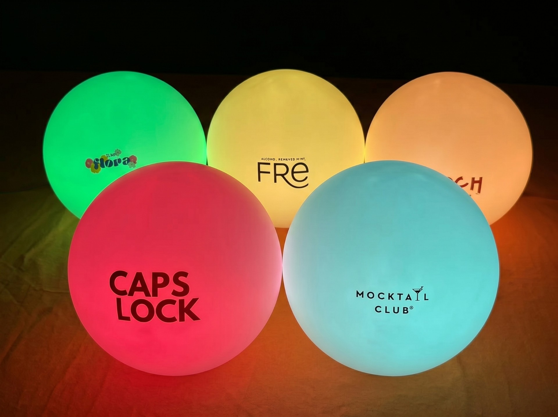 Bunte LED-Leuchtkugeln mit Logo-Druck in verschiedenen Farben für kreative Werbung und Eventgestaltung.