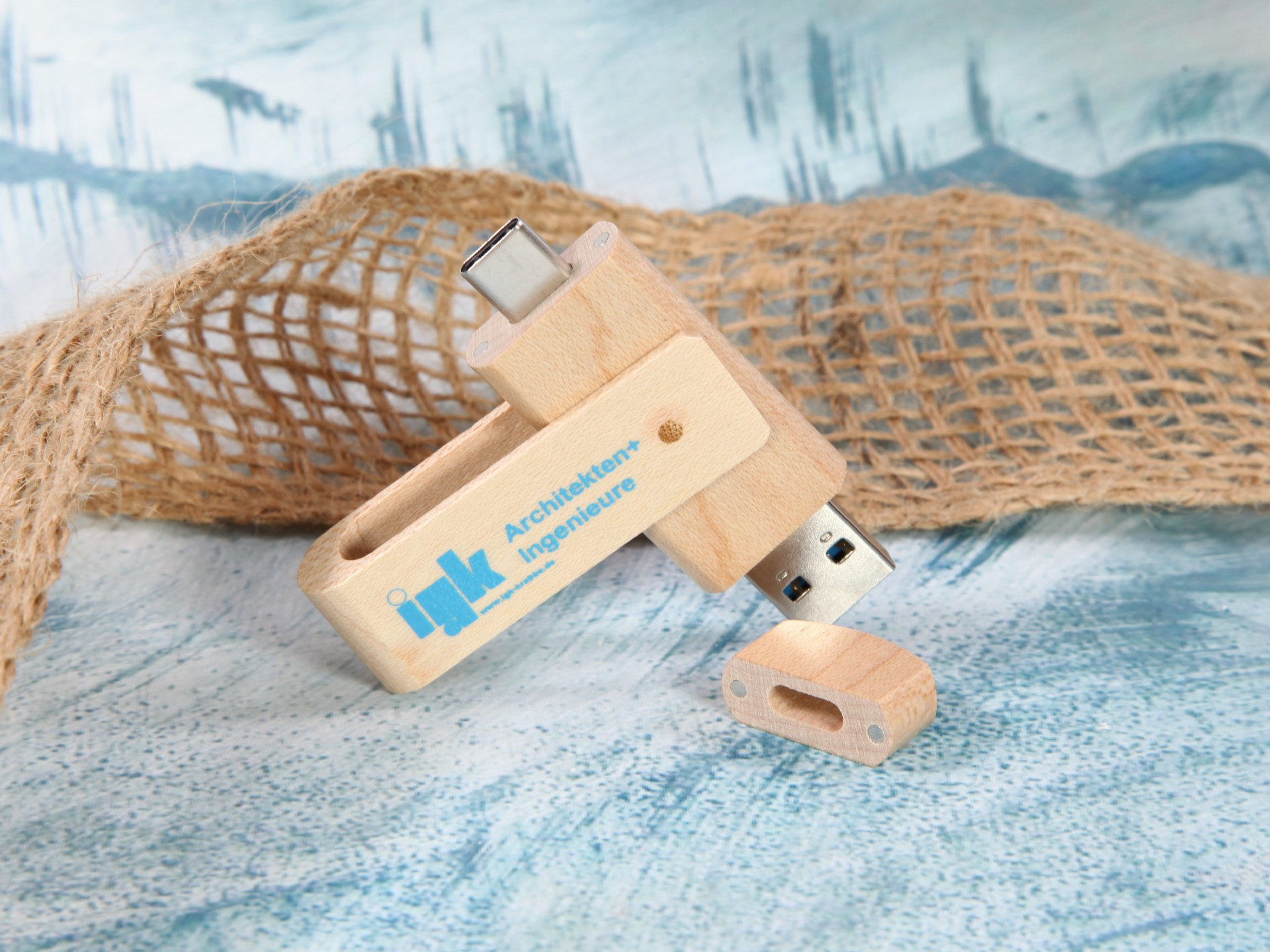 Holz-USB-Stick mit integriertem USB-C-Anschluss und Platz für individuelles Logo-Design. Ideal für nachhaltige Werbeartikel.