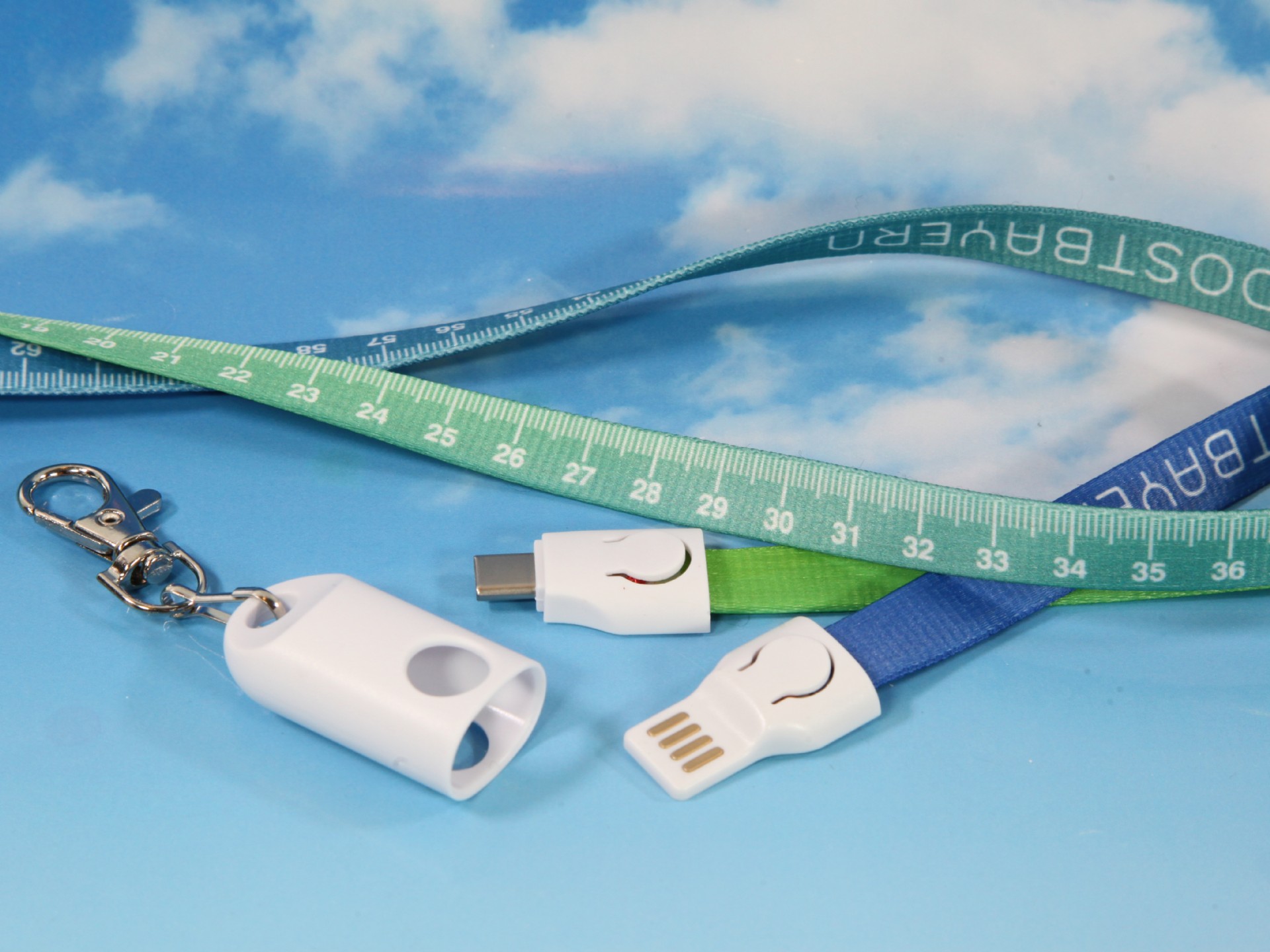 Lanyard mit Ladefunktion und USB-Typ-C-Anschluss, ideal für Werbezwecke und personalisierbare Gestaltung.
