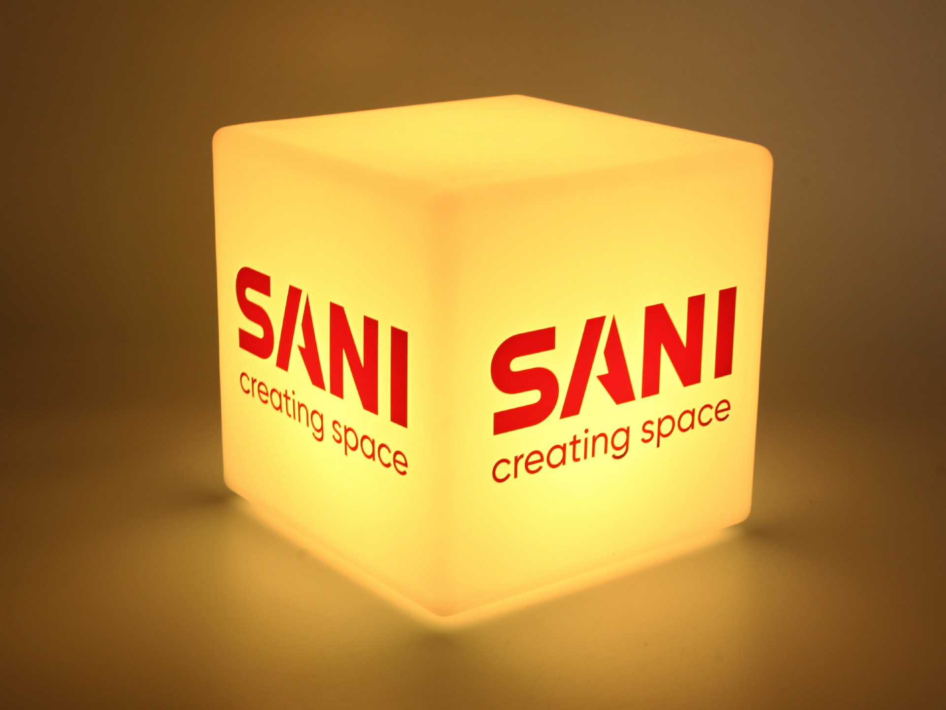 led leuchtwuerfel werbung logo messen freizeit kreativ leuchte sani