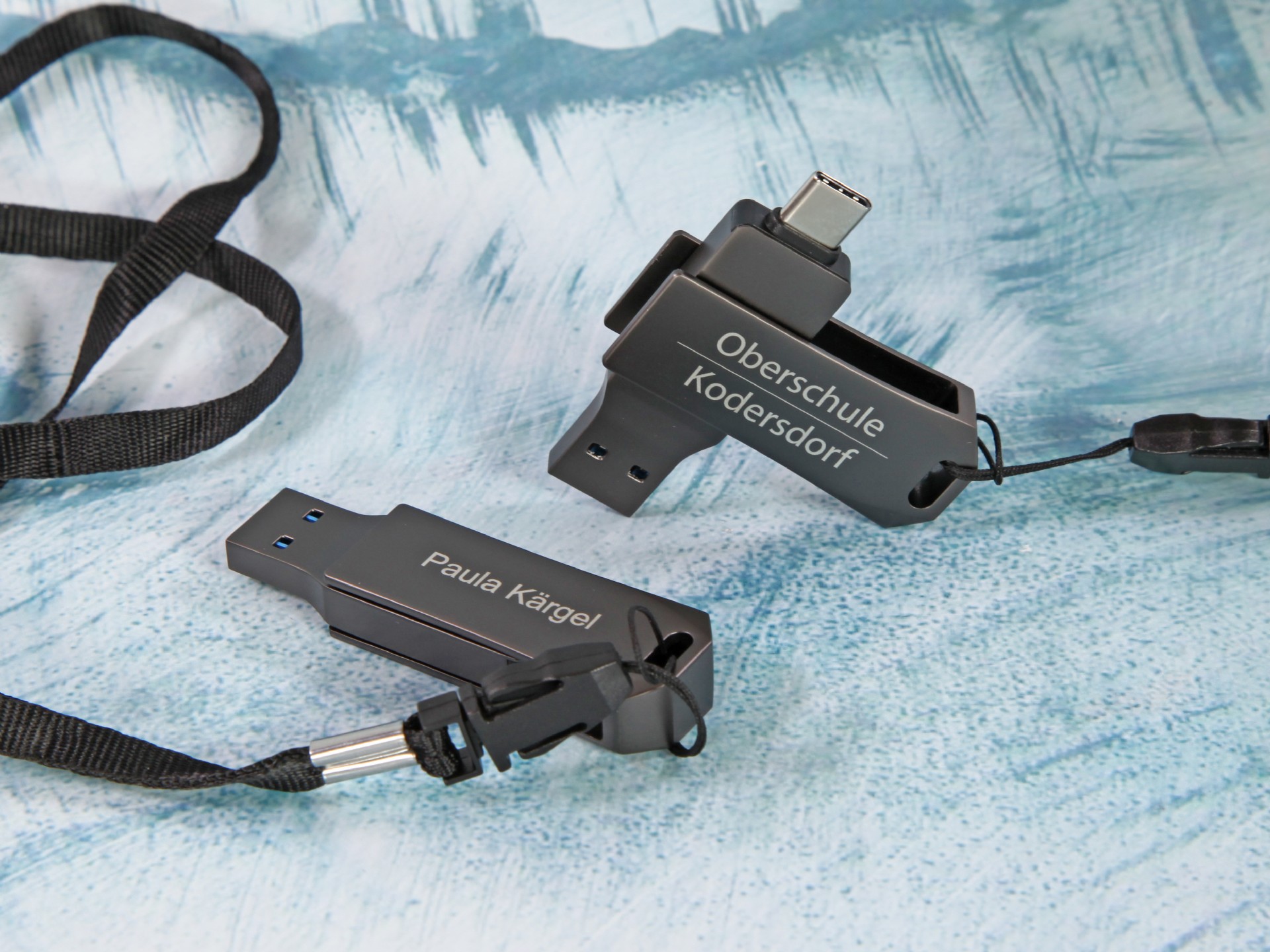 USB-Sticks mit individuellem Druck für Oberschule Kodersdorf und Paula Kärgel, ideal für Promotion und Branding.