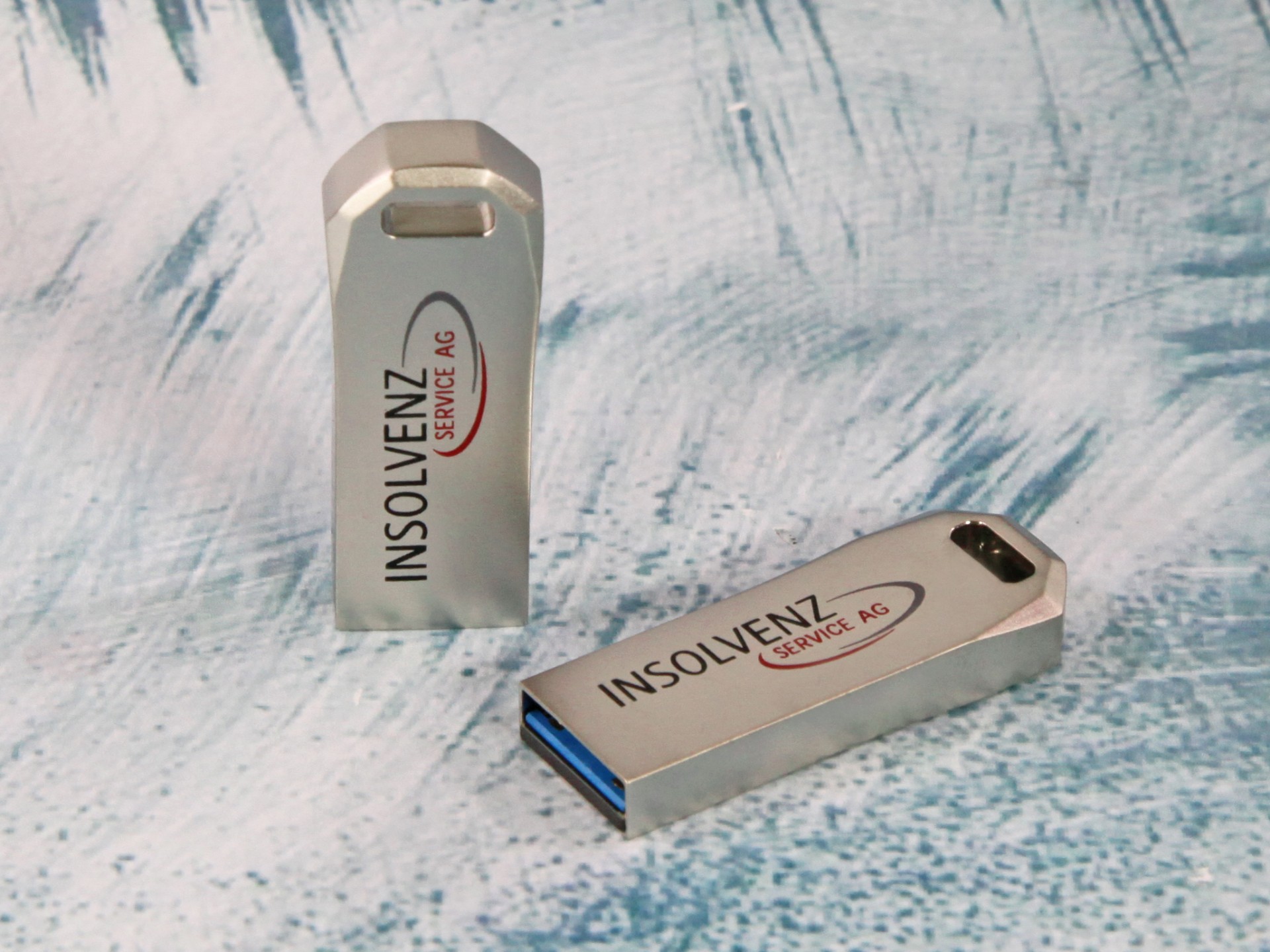 Metallic USB-Stick mit individuell bedruckbarem Logo-Bereich für professionelle Anwendungen.