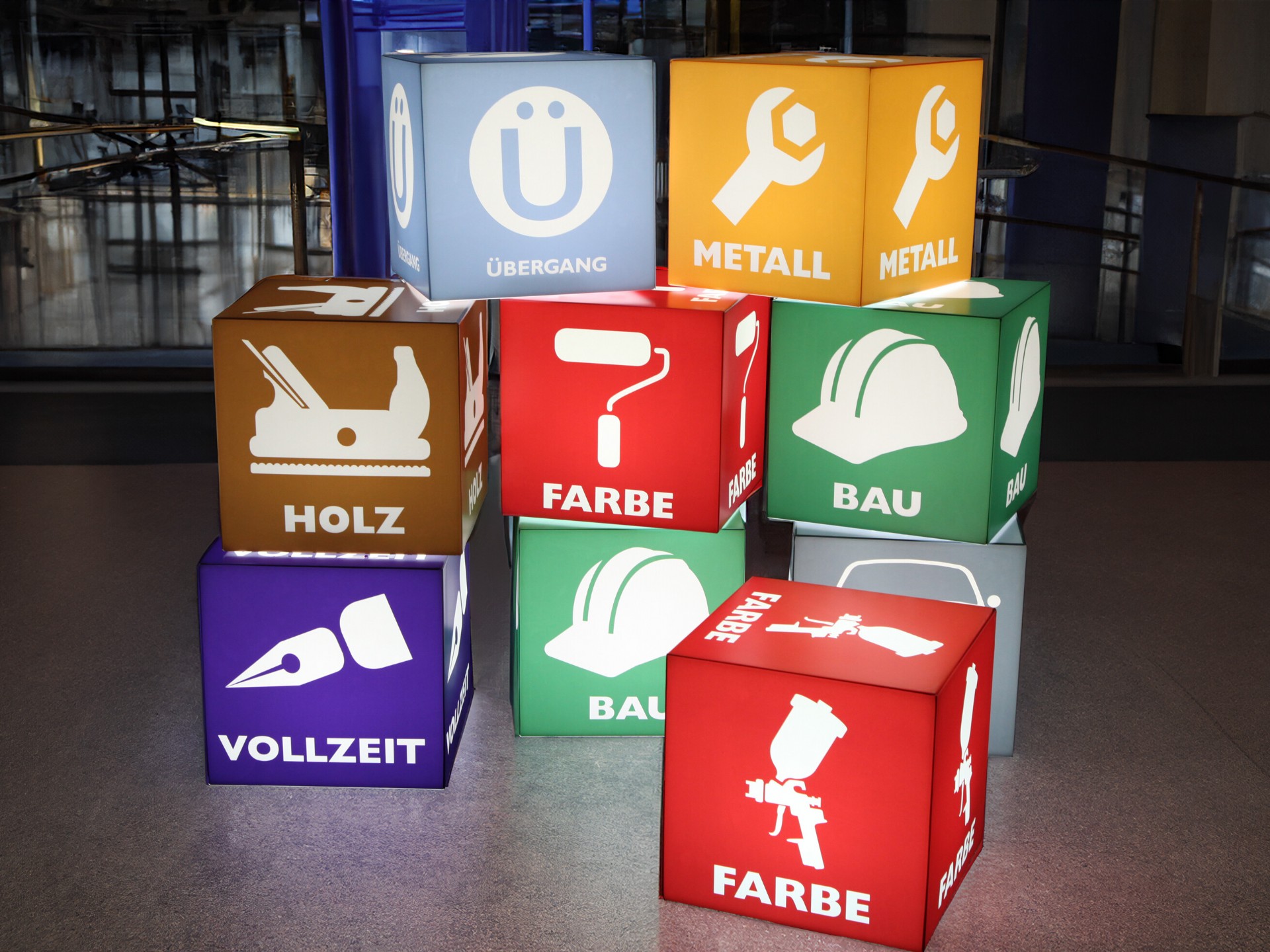Bunte 40 cm LED Sitzwürfel mit Folierung für Holz, Metall, Farbe, Bau und Vollzeit – eingesetzt als Farbleitsystem in einer Hochschule.