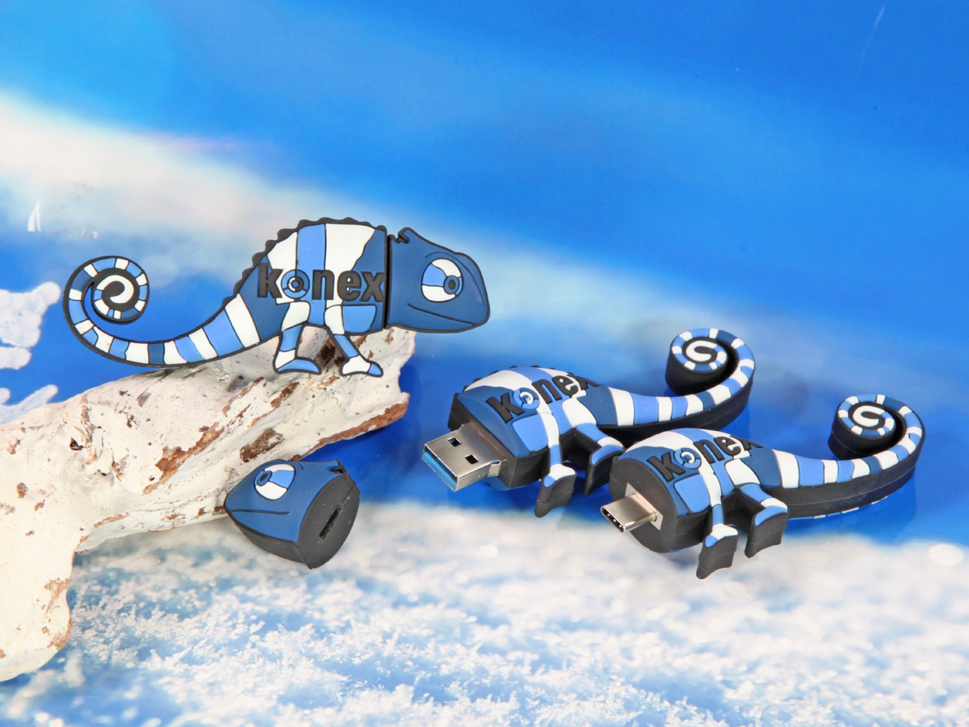 USB-Stick in Chamäleon-Design mit blau-weißen Streifen und Platz für individuelles Logo. Ideal für Werbezwecke.