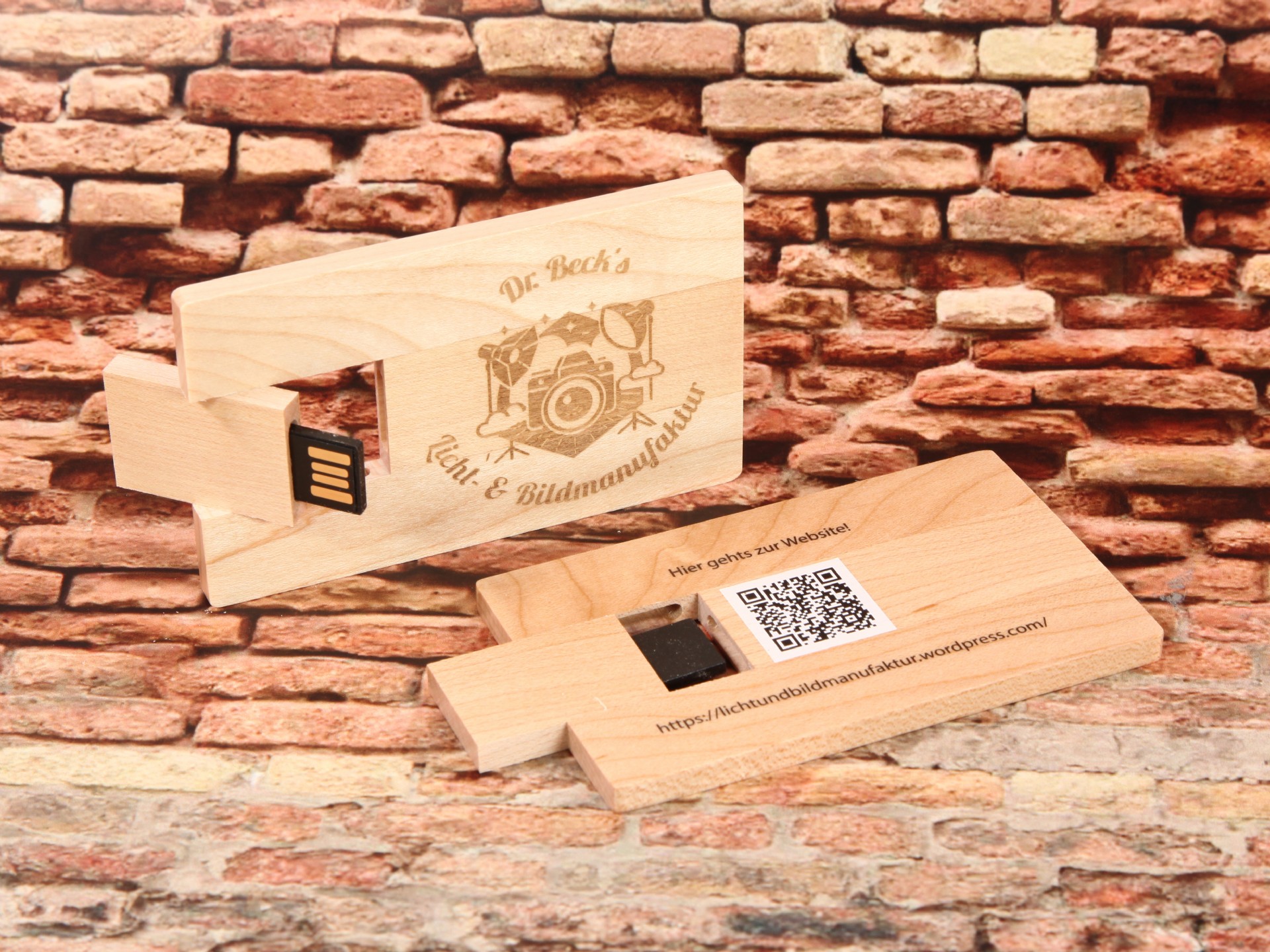 USB-Stick im Holzdesign mit individueller Gravur und Platz für einen QR-Code und Logo. Ideal für Werbung und Präsentationen.