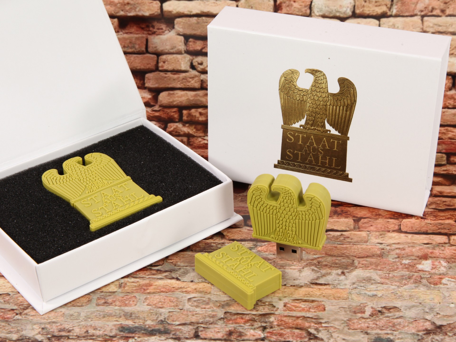 USB-Stick in Form eines Adlers mit individuellem Logo, präsentiert in einer stilvollen Box mit Schaumstoffeinlage.